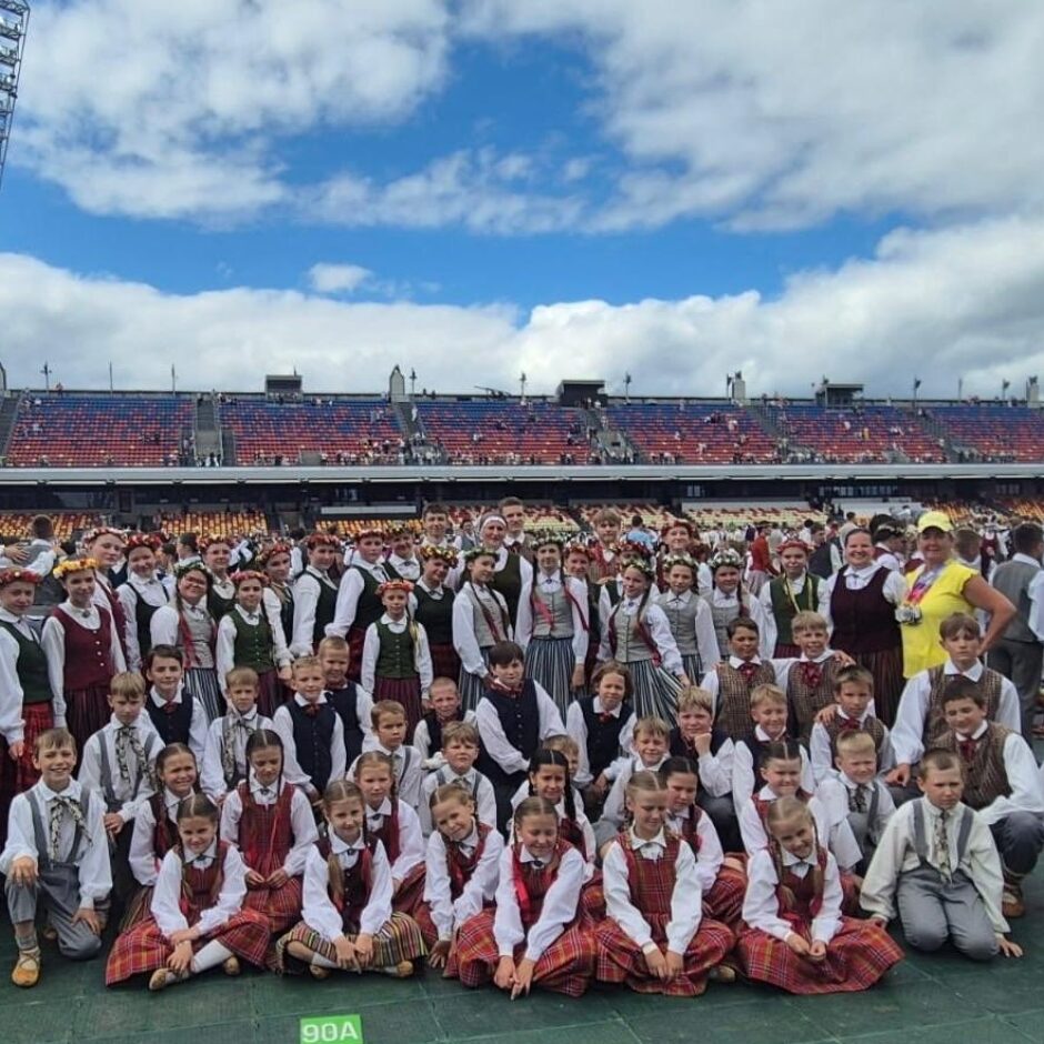 Kolektīvs Daugavas stadiona tribīnēs pirms mēģinājuma