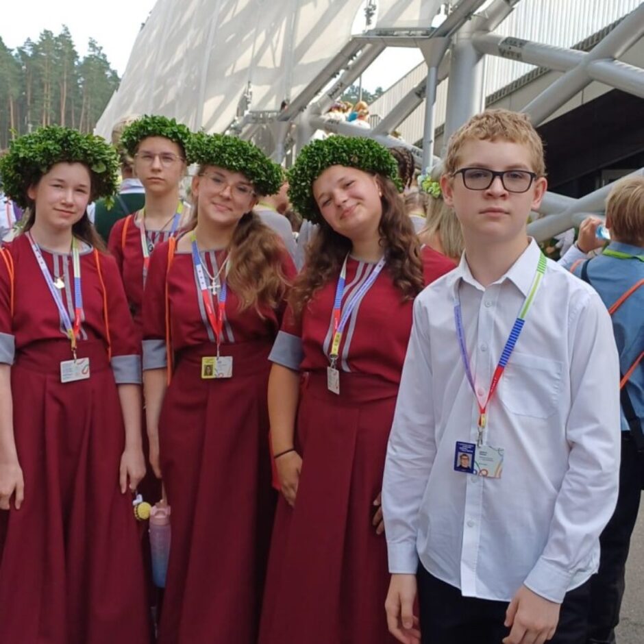 Kora dalībnieki gaida uznācienu uz estrādes
