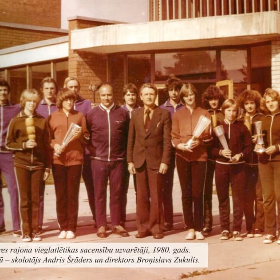 Ogres rajona vieglatlētikas sacensību uzvarētāji, 1980. gads. Vidū — skolotājs Andris Šrāders un direktors Broņislavs Zukulis
