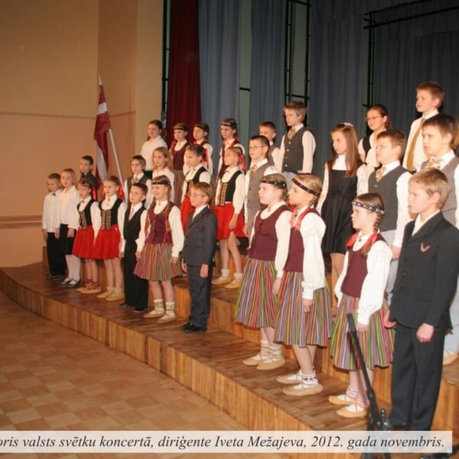 2.–4. klašu koris valsts svētku koncertā, diriģente Iveta Mežajeva, 2012. gada novembris